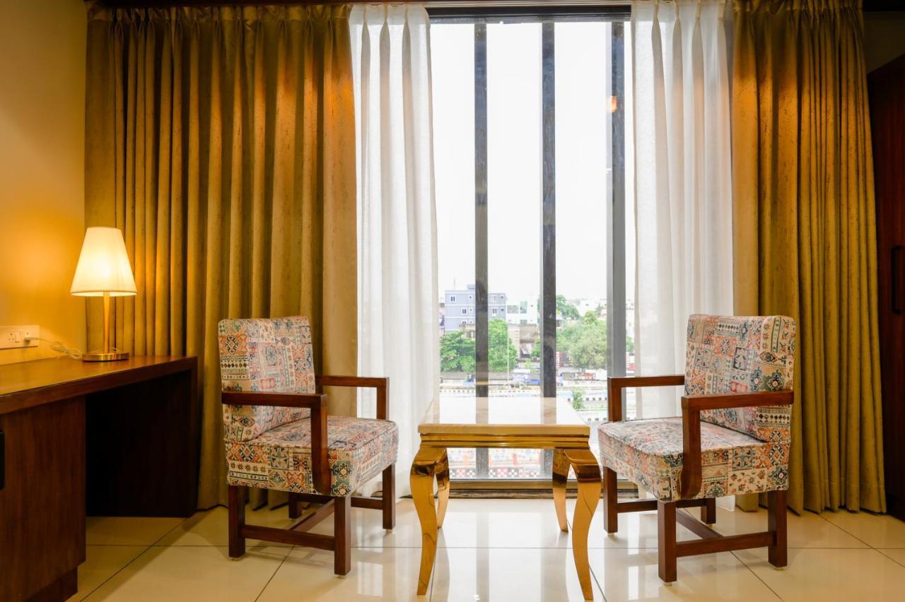 The Shivalik Hotel บูบันเนสชวาร์ ภายนอก รูปภาพ