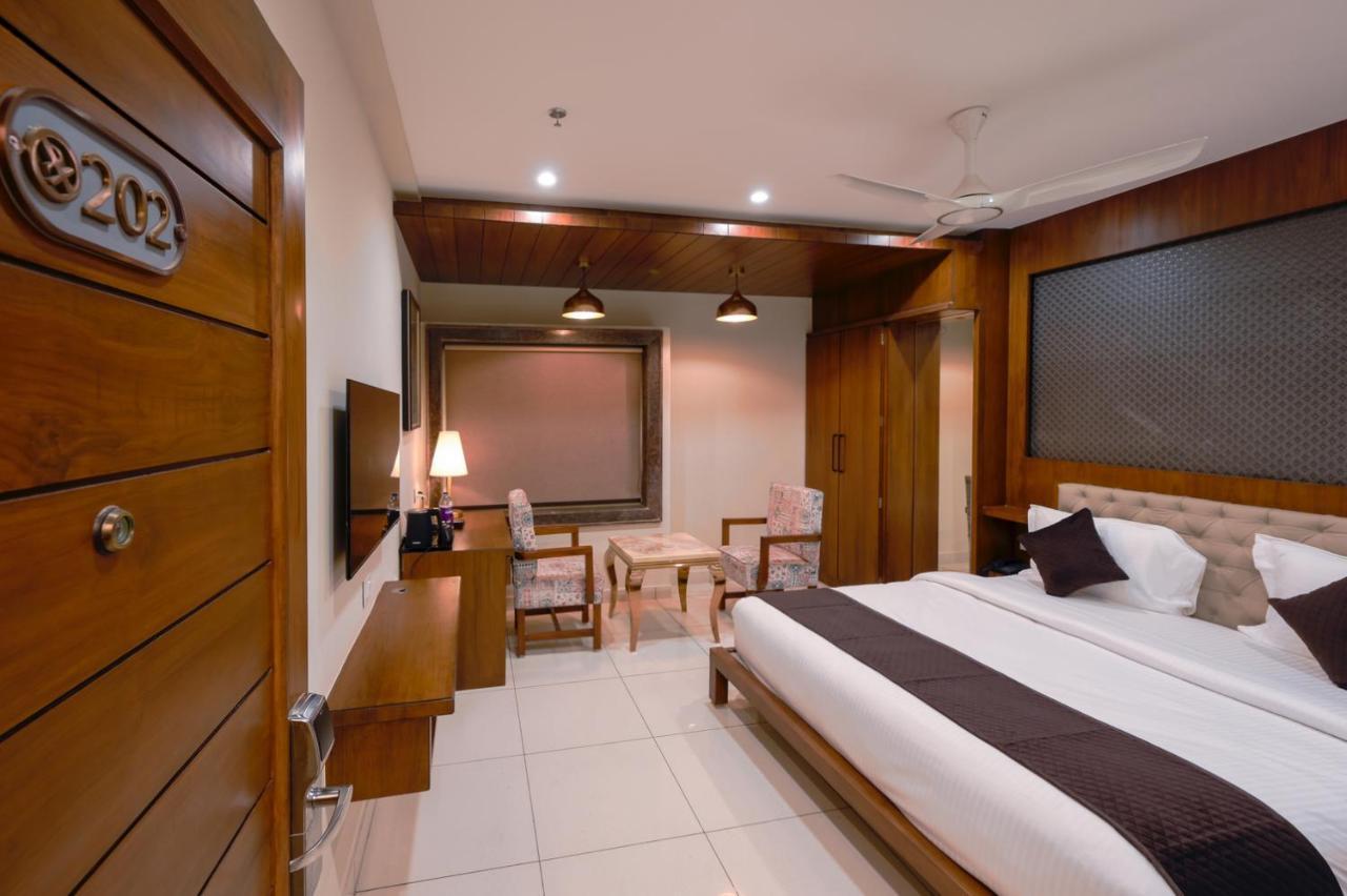 The Shivalik Hotel บูบันเนสชวาร์ ภายนอก รูปภาพ